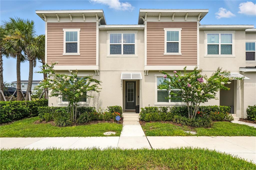 6 bedroom Town house For Sale