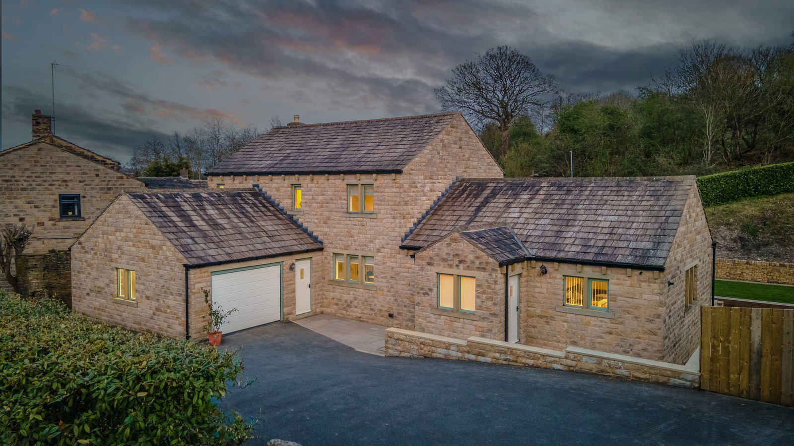 4 bedroom Detached house Under Offer