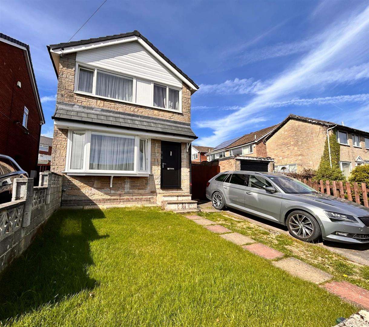 3 bedroom Detached house Under Offer