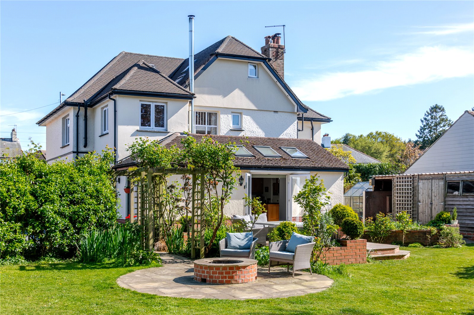 6 bedroom Detached house Under Offer