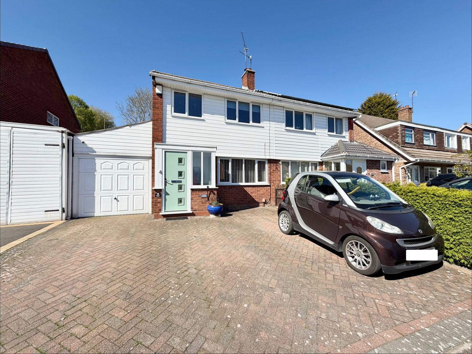 3 bedroom Semi-detached house Under Offer