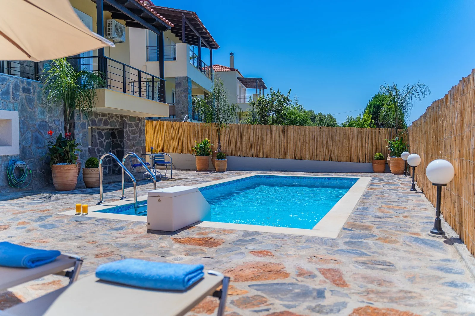 3 bedroom Studio flat For Sale