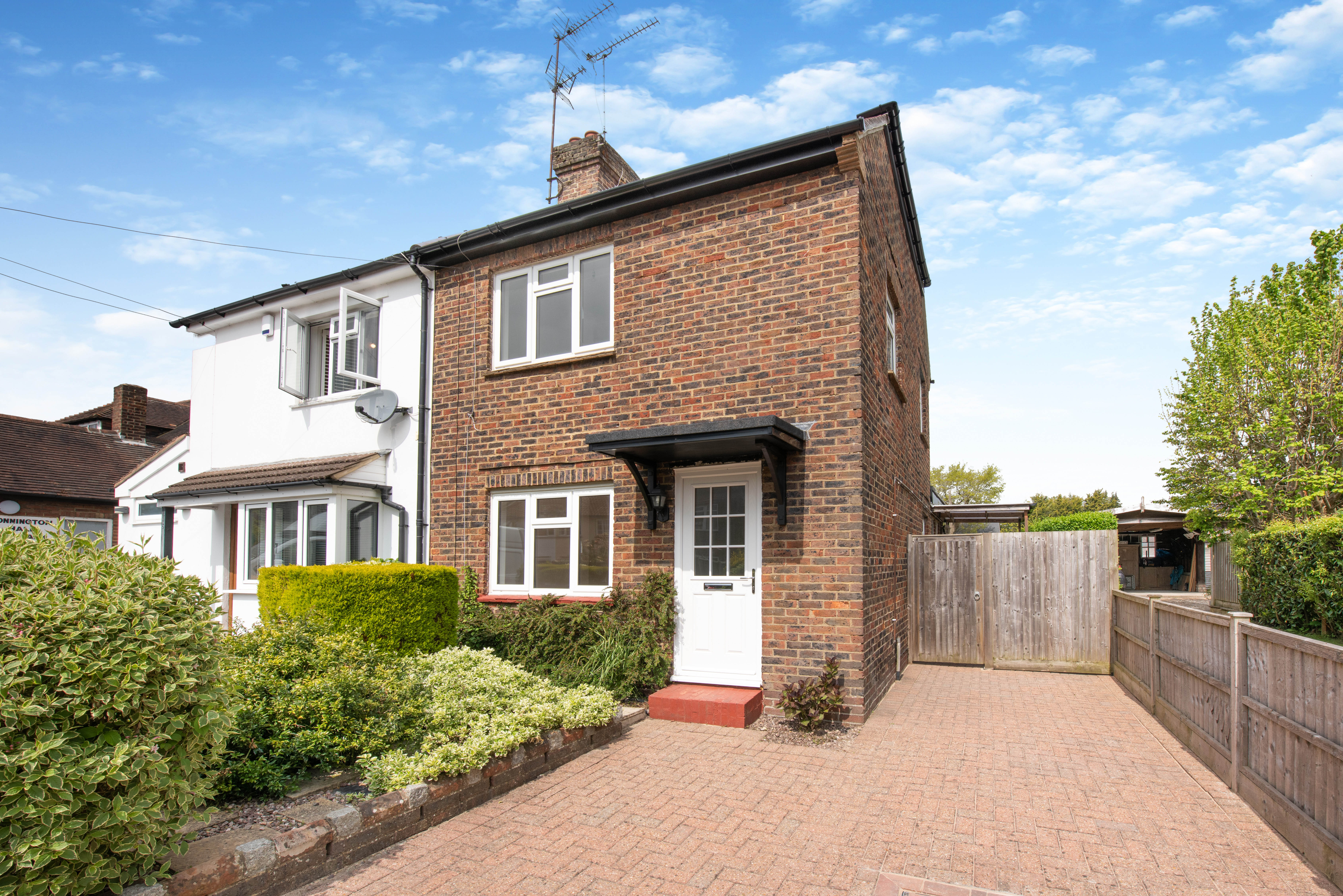 3 bedroom Semi-detached house Under Offer