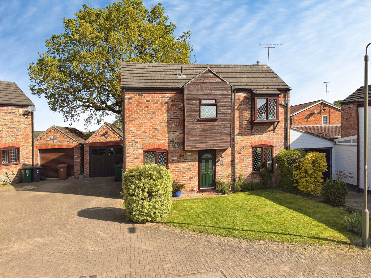 3 bedroom Detached house For Sale