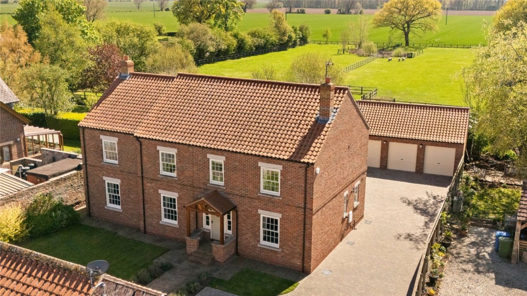 5 bedroom Detached house Under Offer