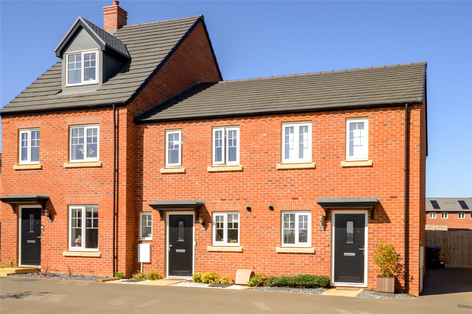 2 bedroom Semi-detached house Under Offer