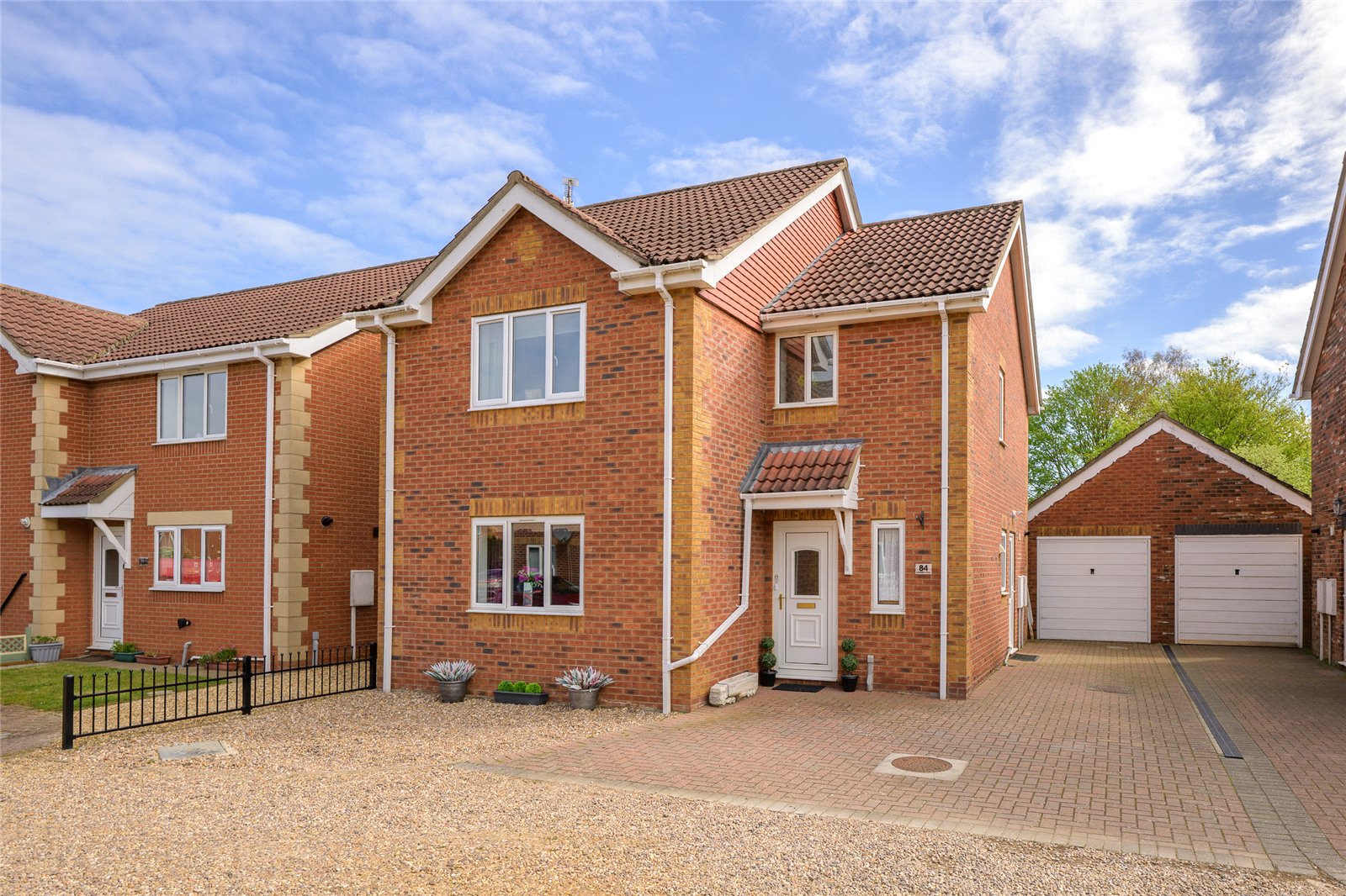3 bedroom Detached house Under Offer