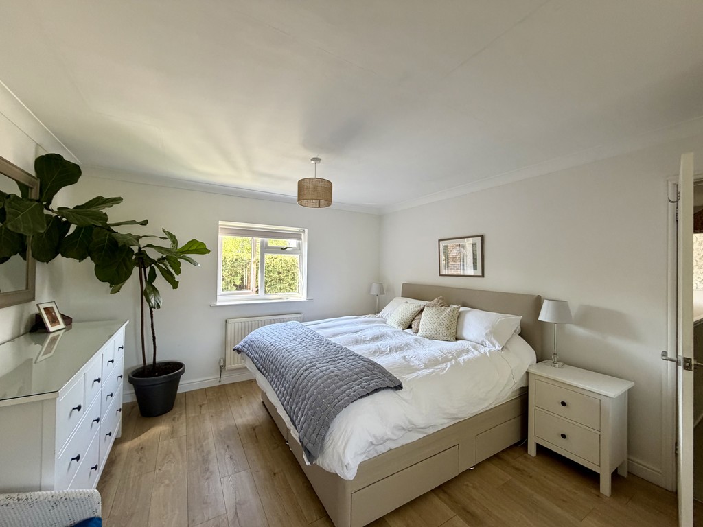 4 bedroom Detached house To Let