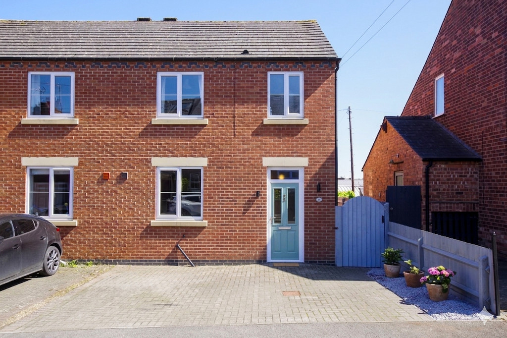 3 bedroom Semi-detached house For Sale