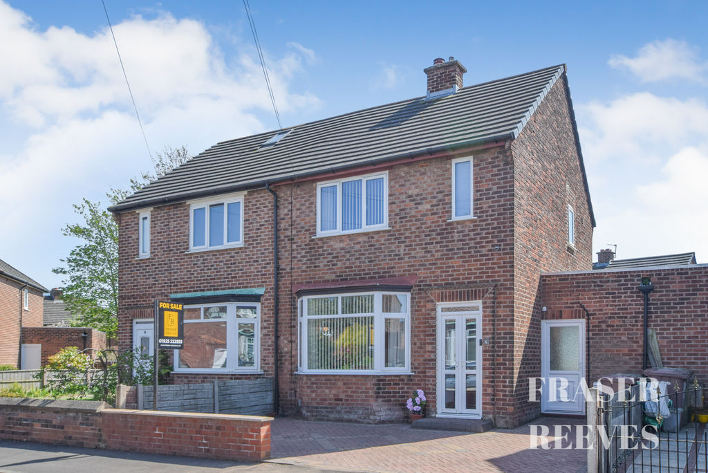 2 bedroom Semi-detached house Under Offer