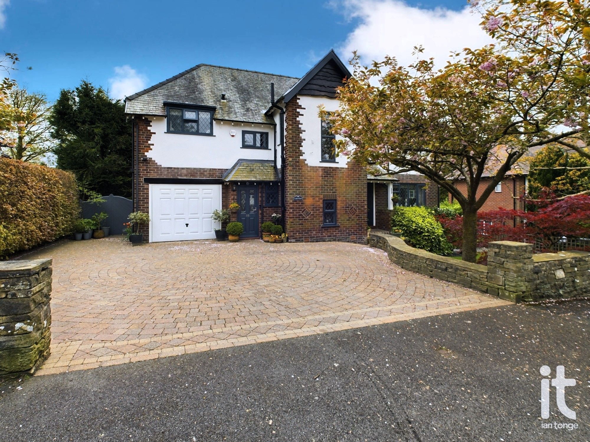 4 bedroom Detached house Under Offer