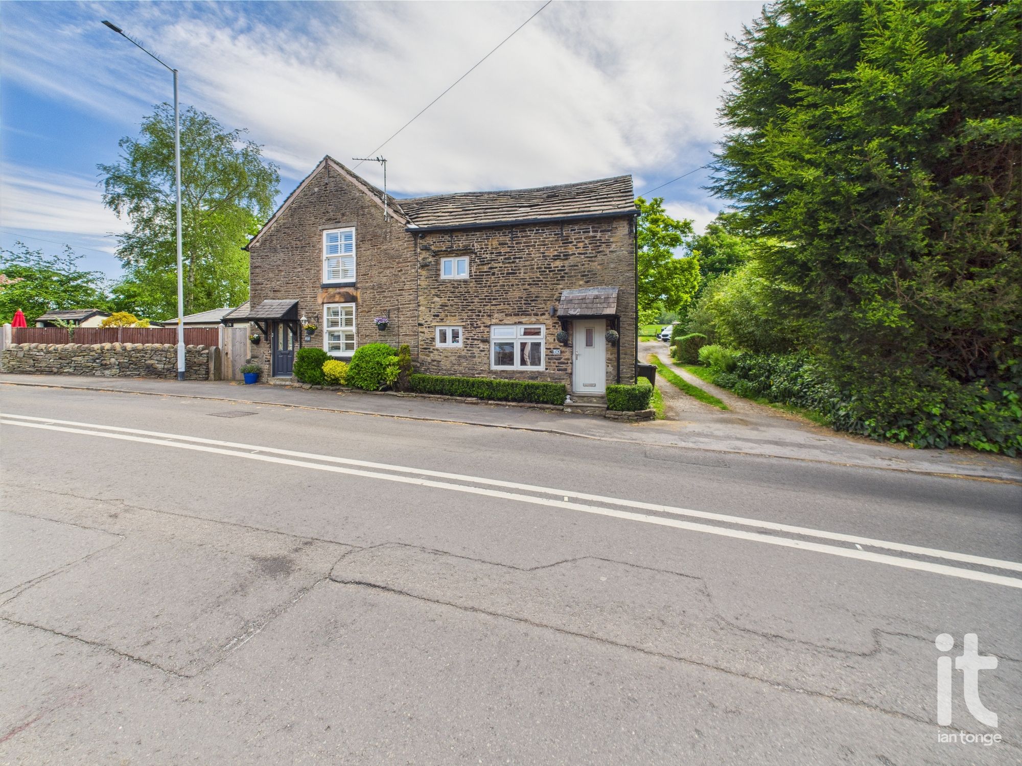2 bedroom Cottage For Sale