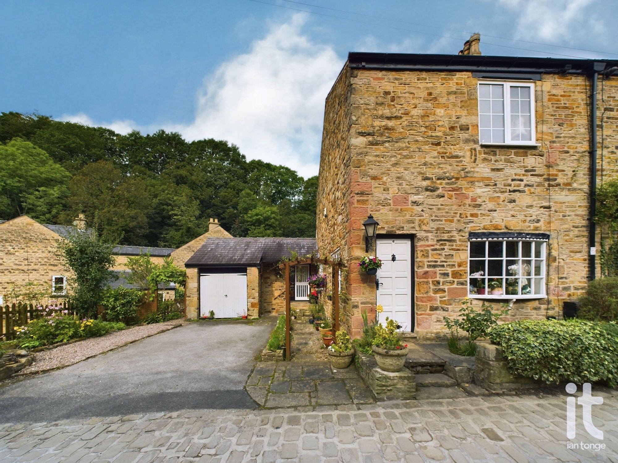 2 bedroom Terraced House Under Offer