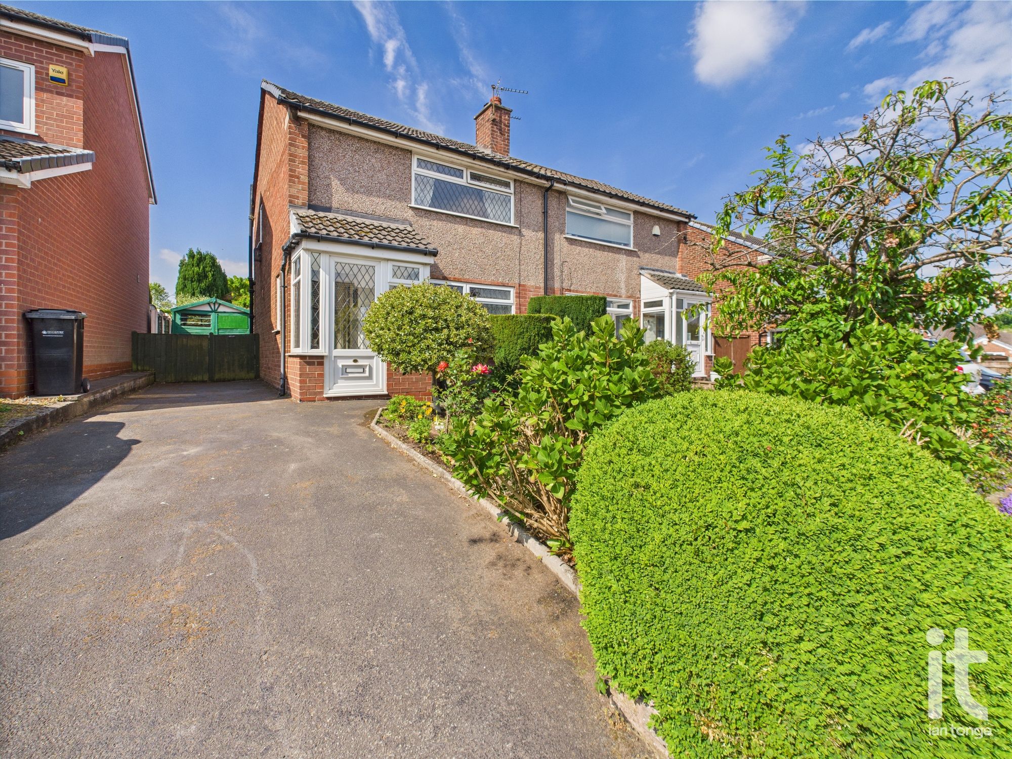 2 bedroom Semi-detached house Under Offer