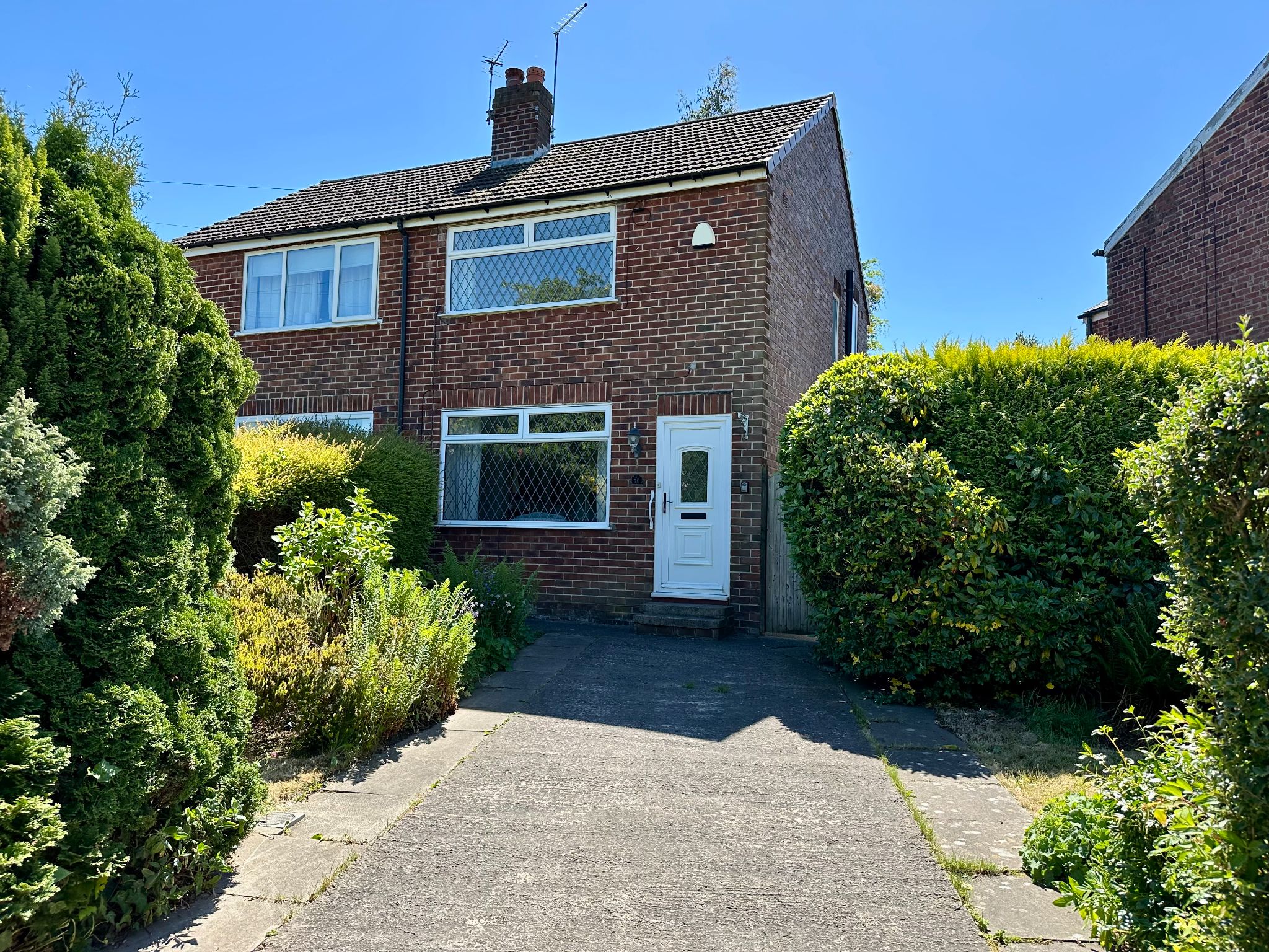 2 bedroom Semi-detached house Under Offer