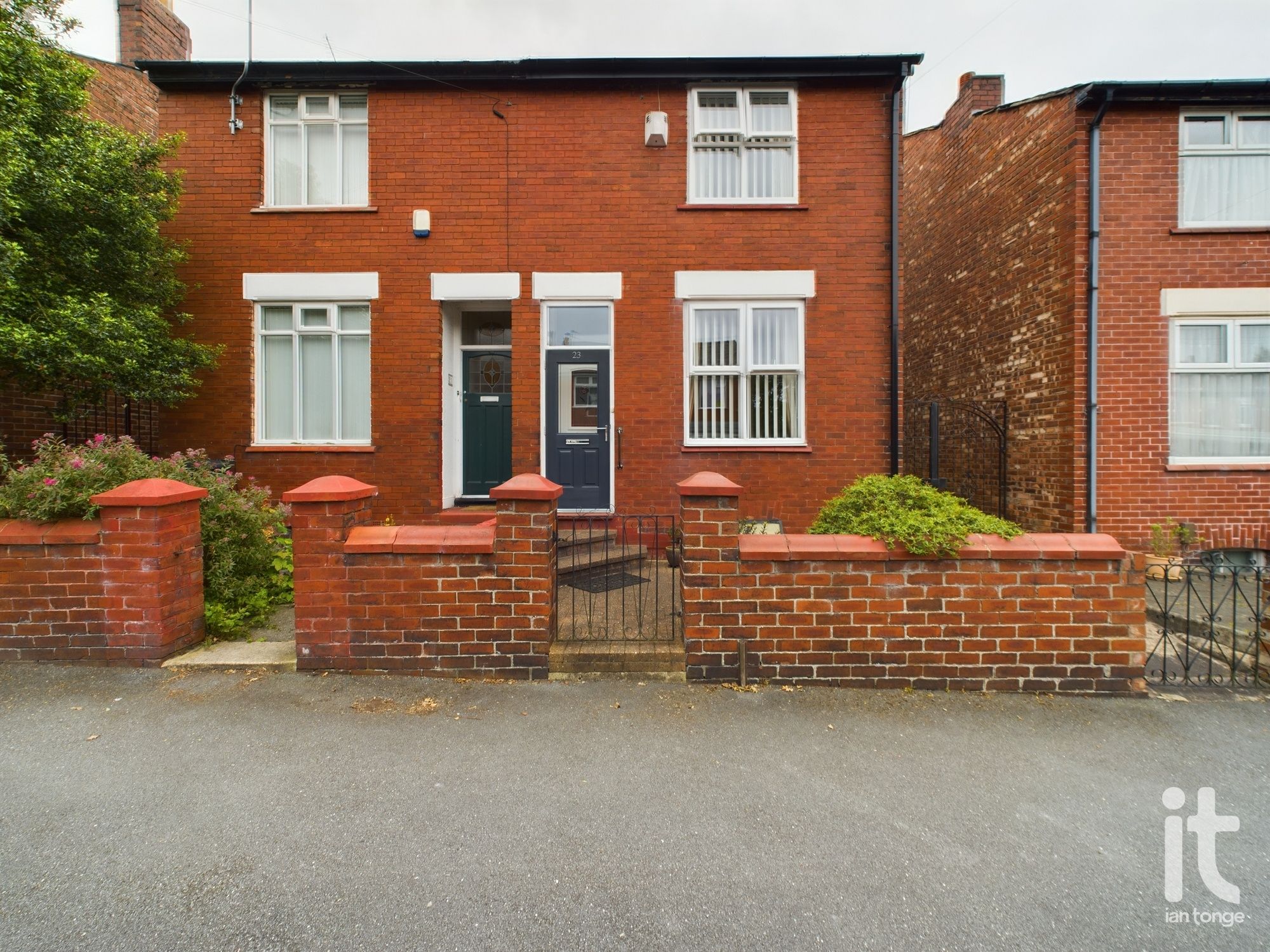 2 bedroom Semi-detached house Under Offer