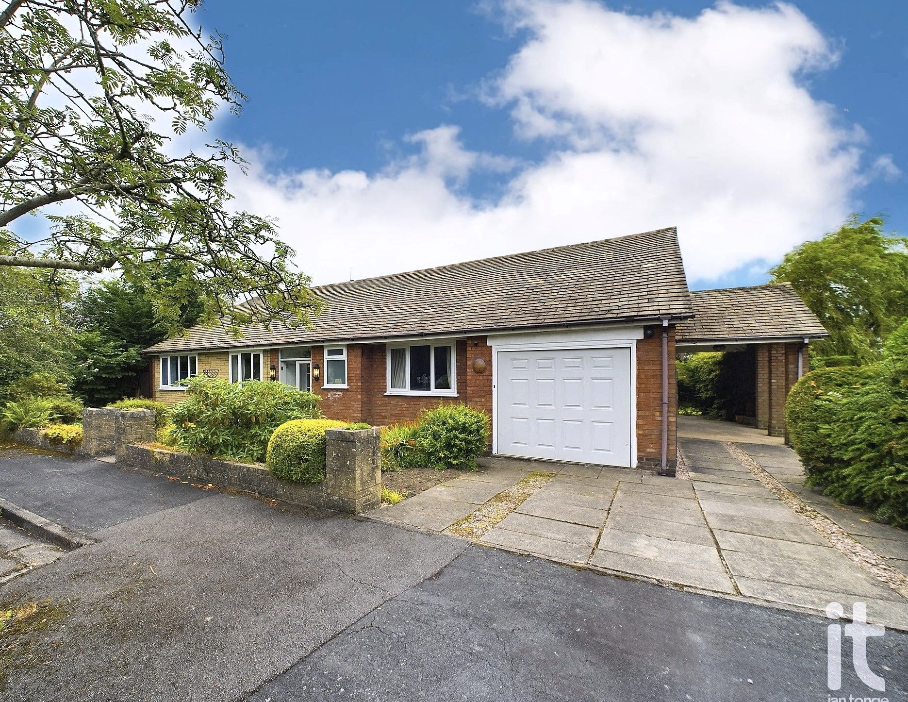 3 bedroom Detached bungalow For Sale