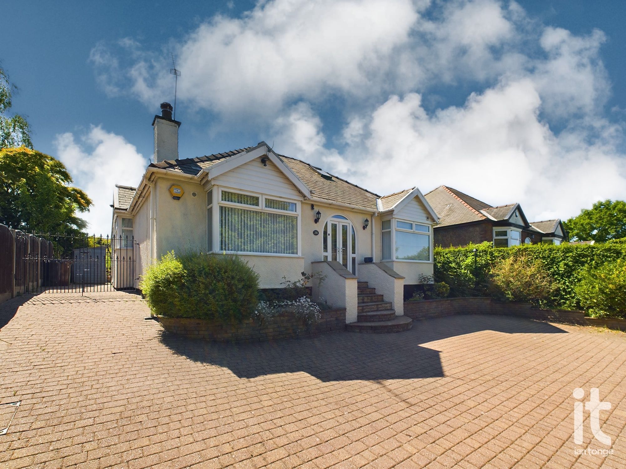 3 bedroom Detached bungalow Under Offer