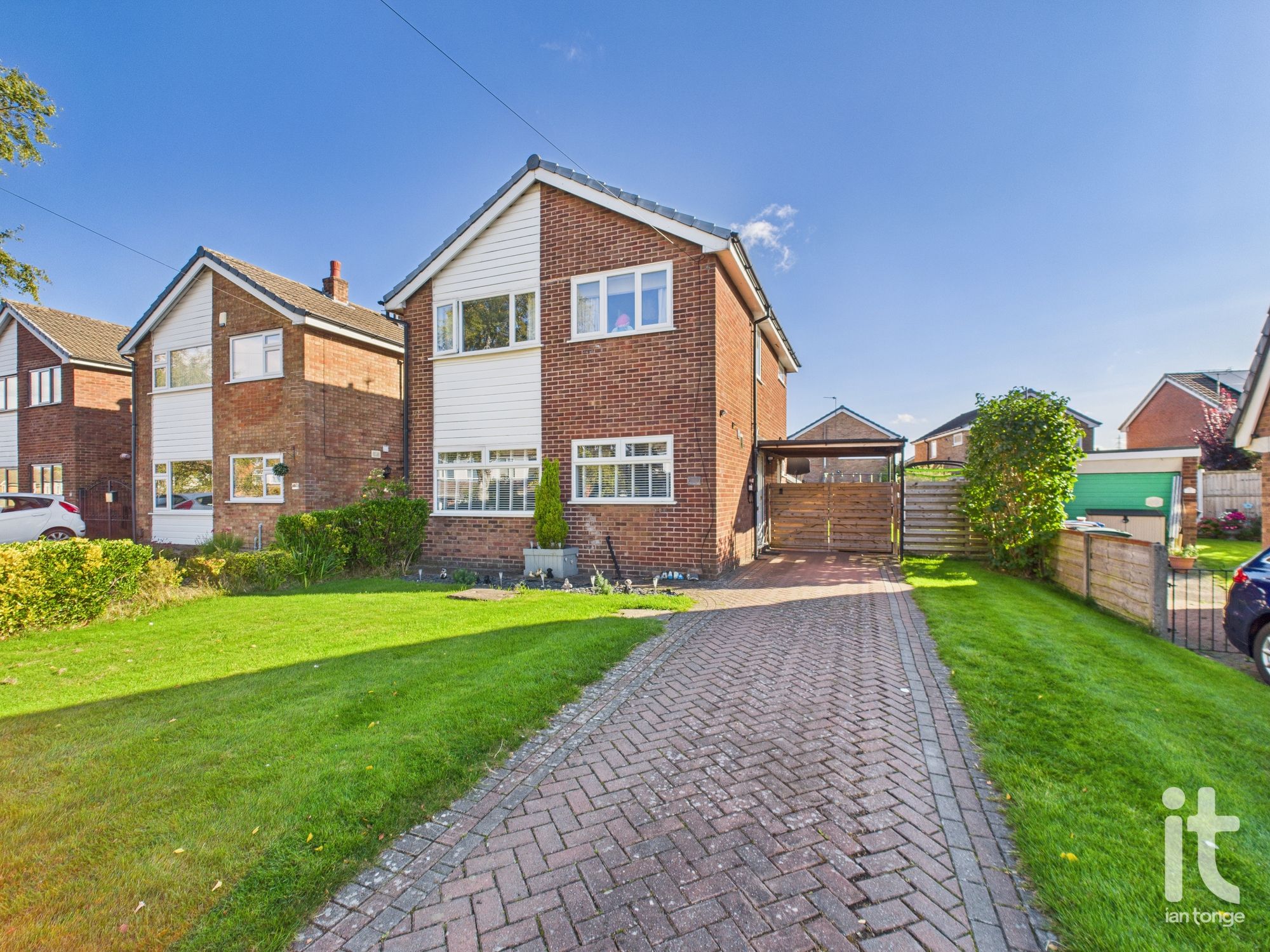 3 bedroom Detached house Under Offer