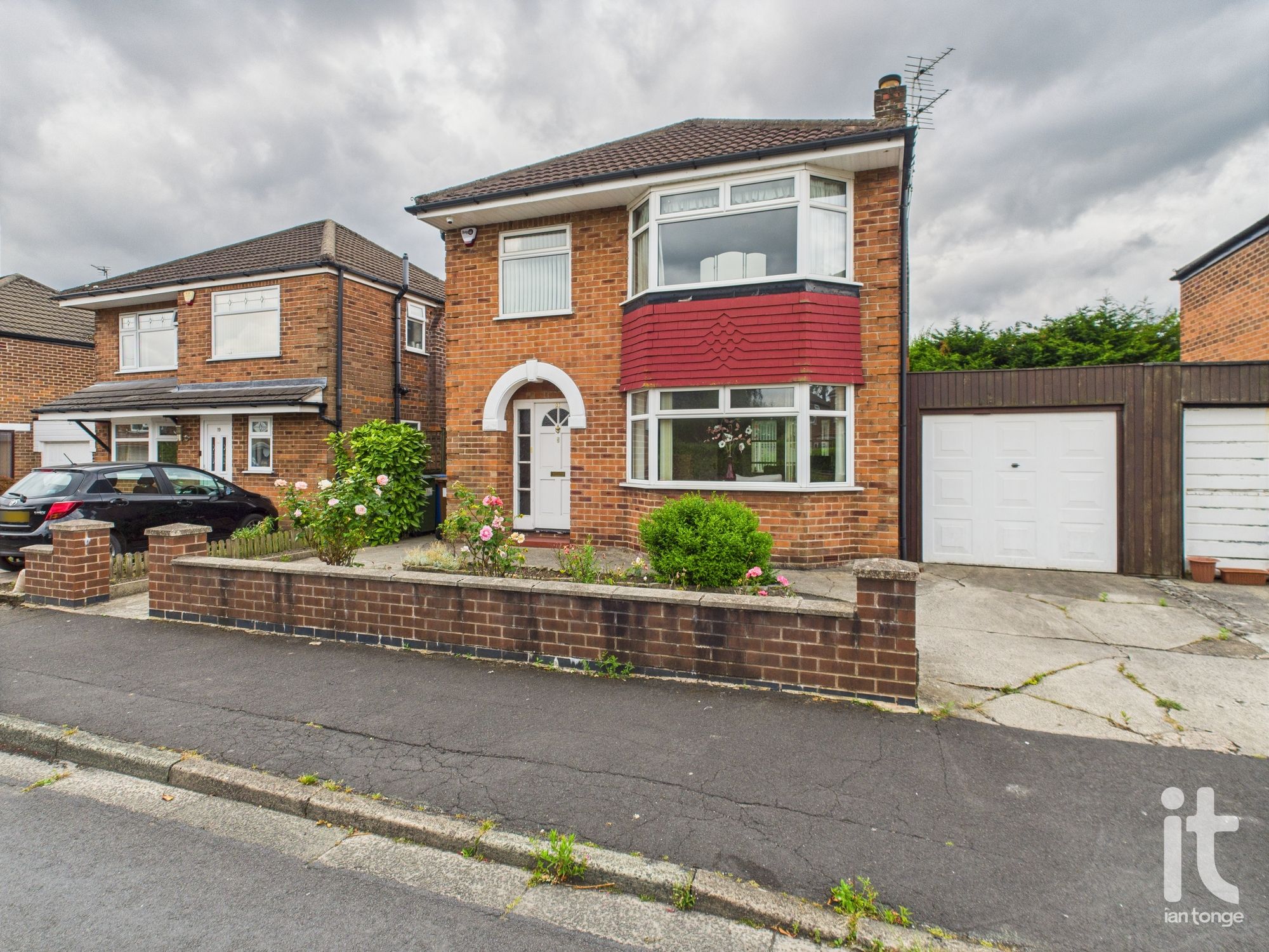 3 bedroom Detached house Under Offer