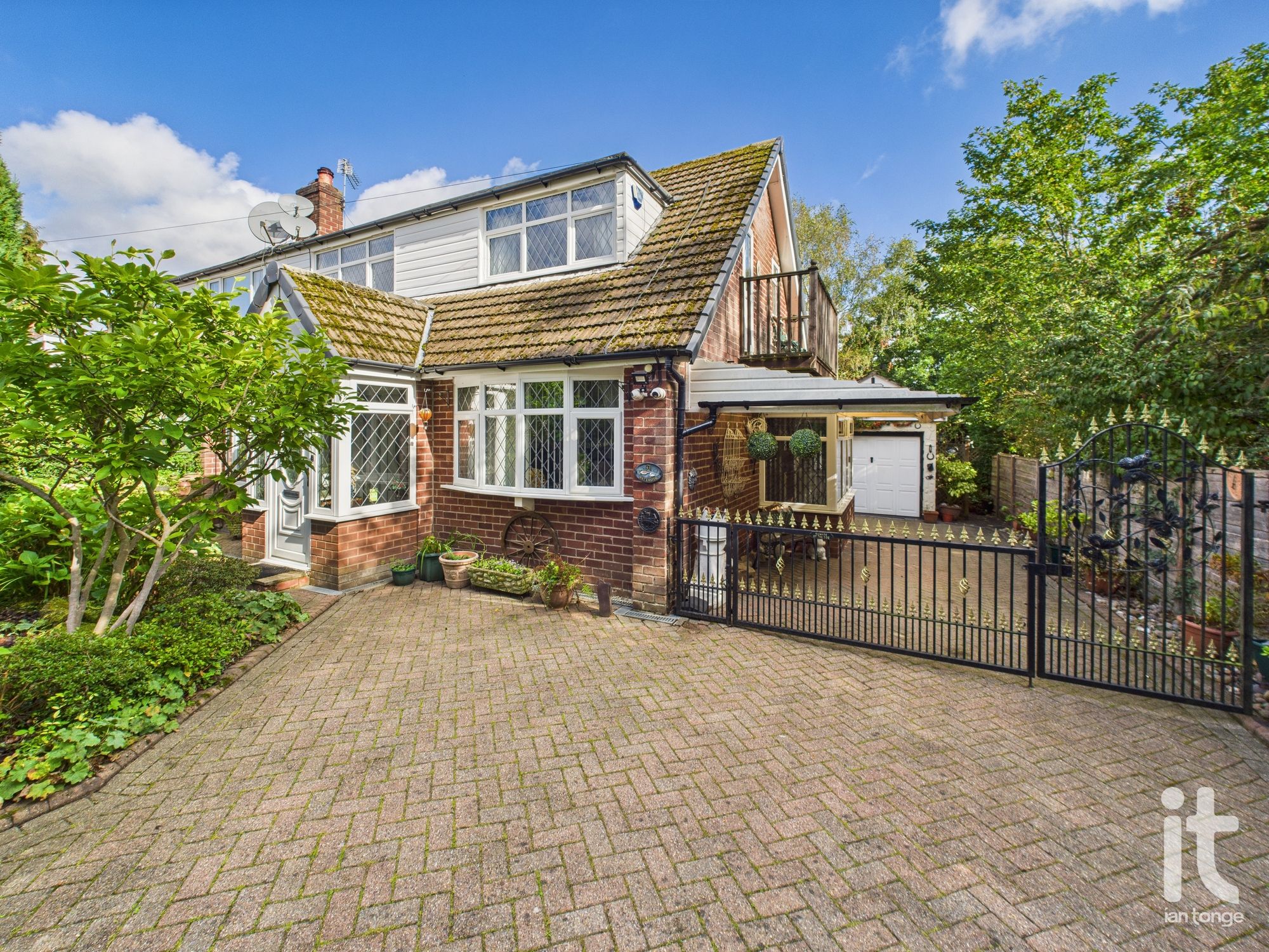 3 bedroom Semi-detached house Sold