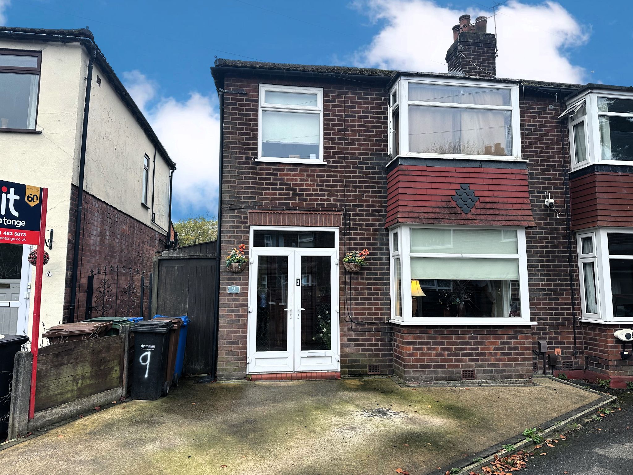 3 bedroom Semi-detached house Under Offer