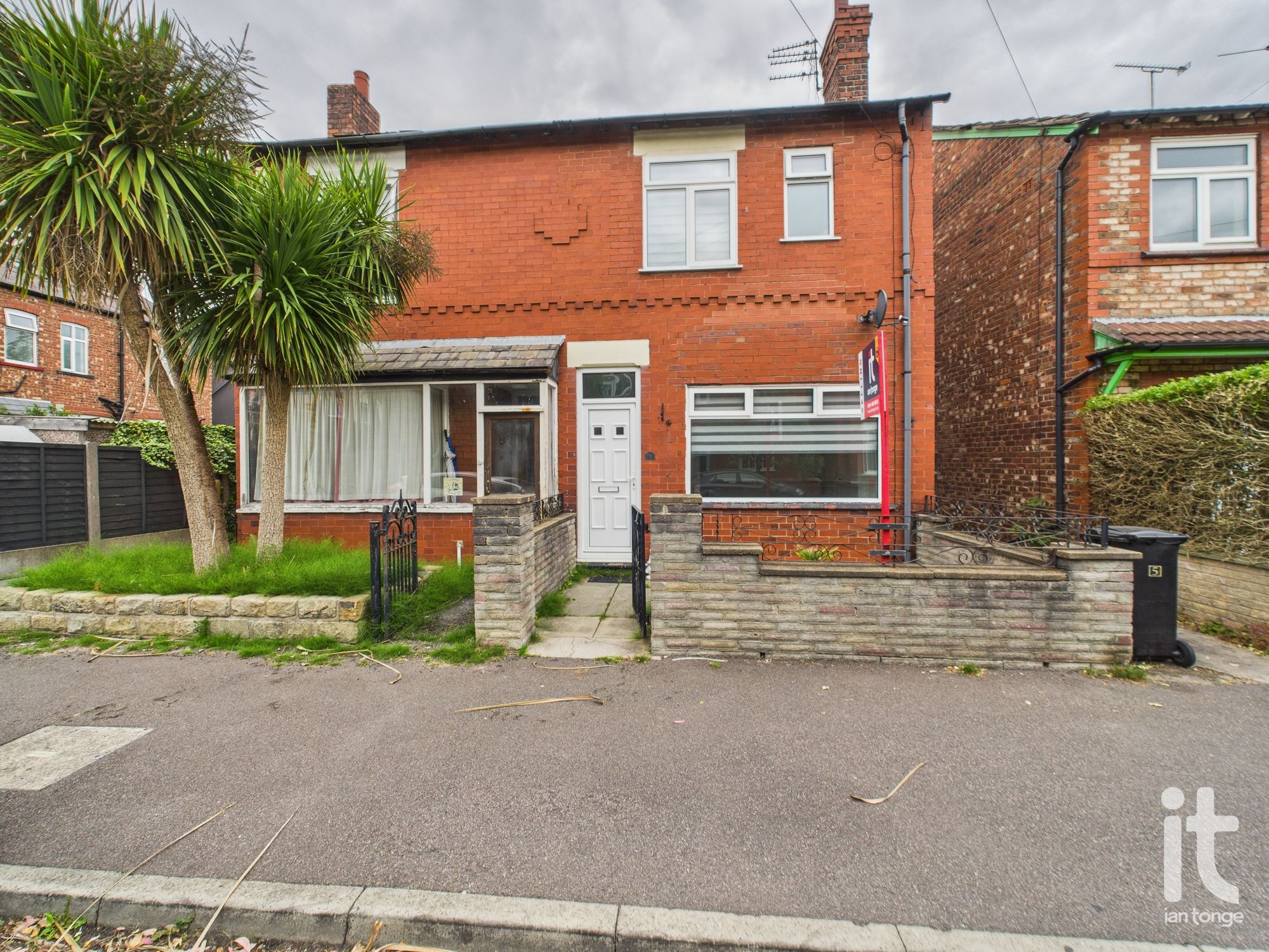 3 bedroom Semi-detached house Under Offer