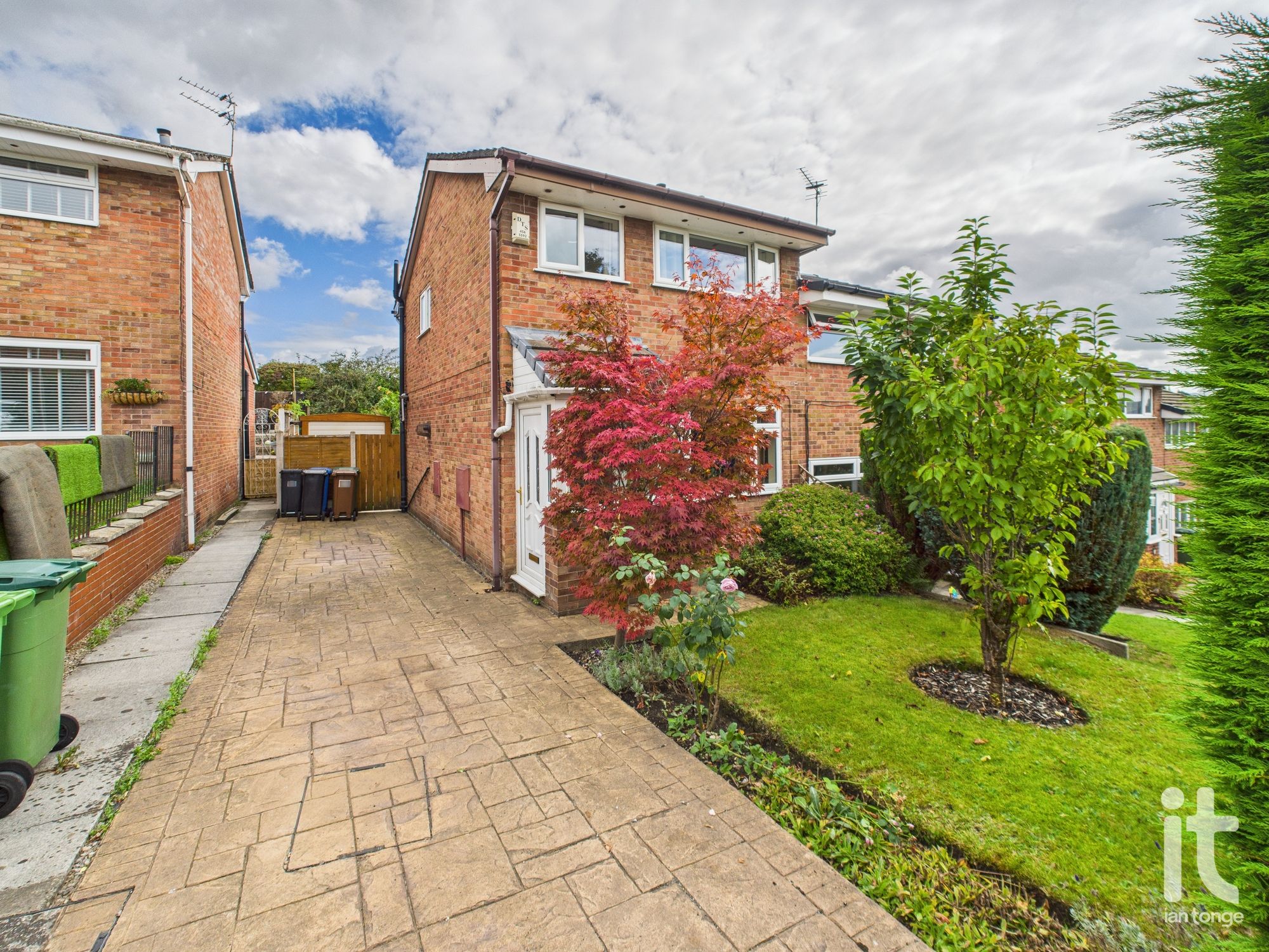 3 bedroom Semi-detached house Under Offer