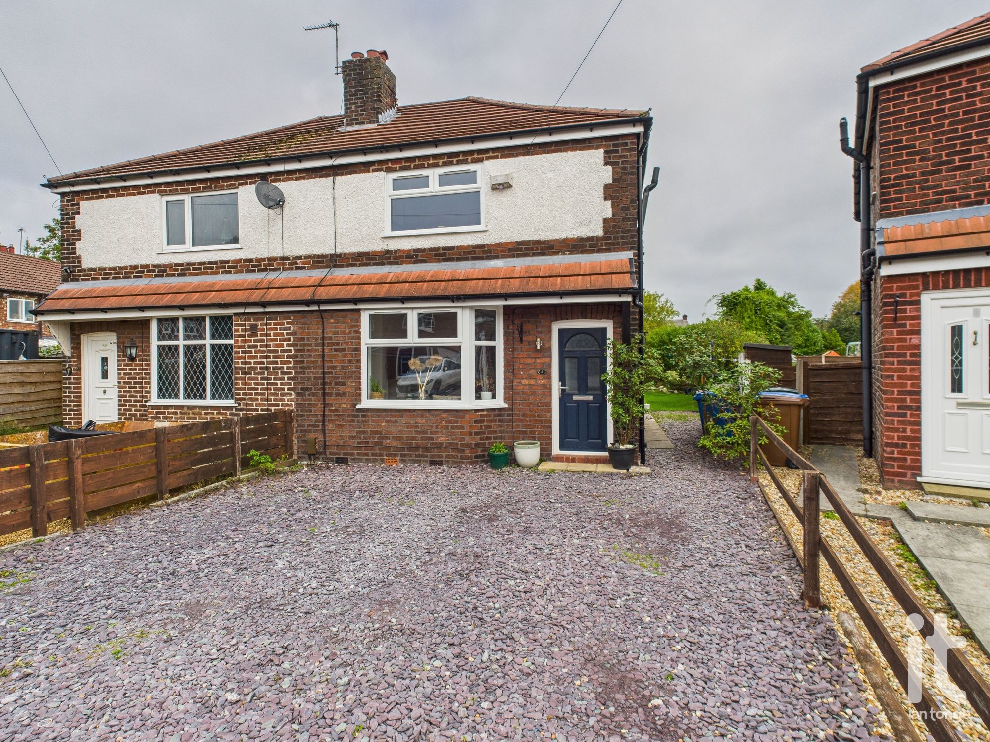 3 bedroom Semi-detached house Sold