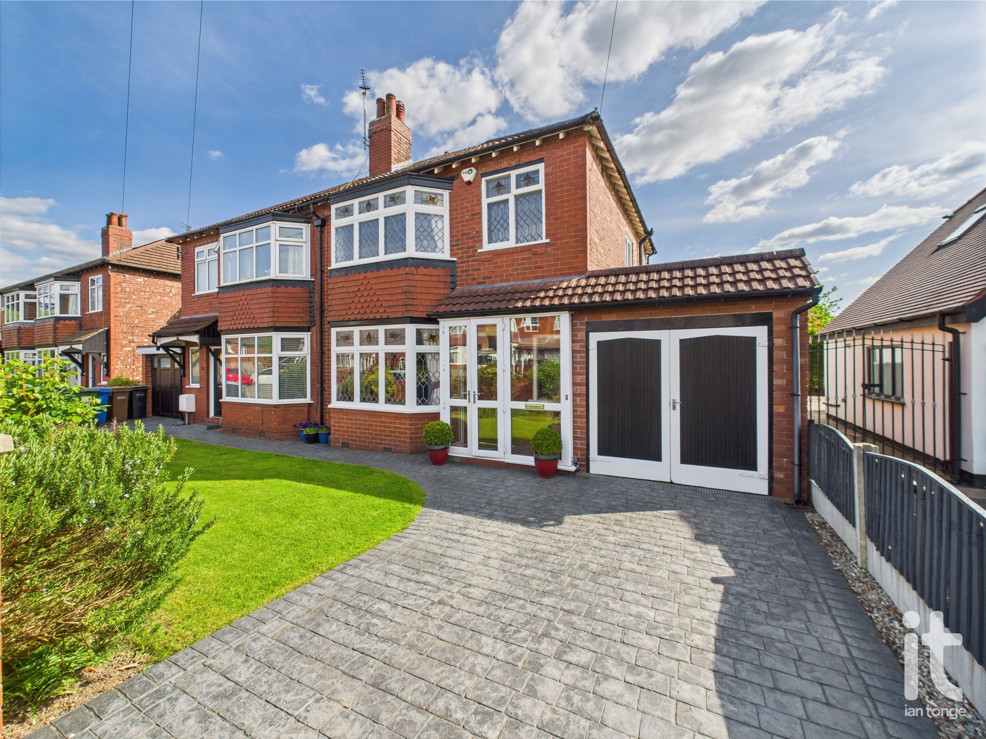 3 bedroom Semi-detached house Under Offer