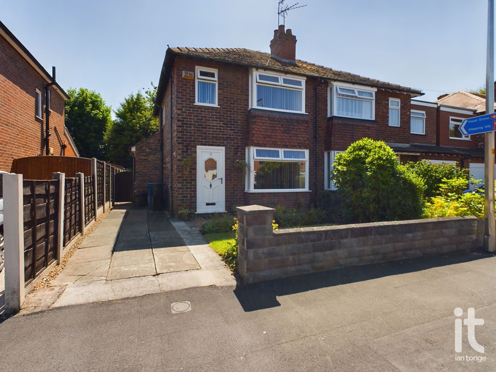 3 bedroom Semi-detached house Under Offer