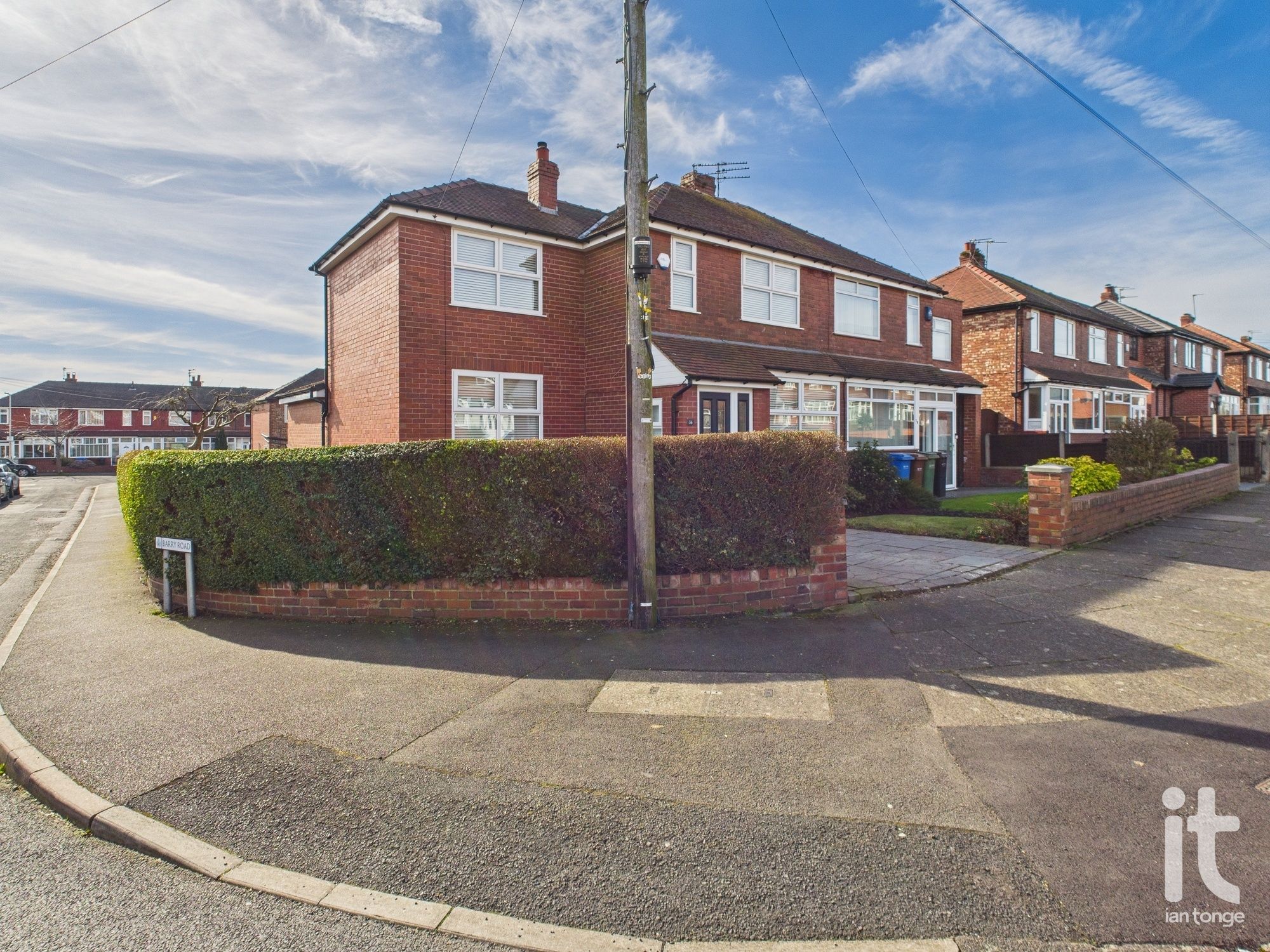 3 bedroom Semi-detached house Under Offer