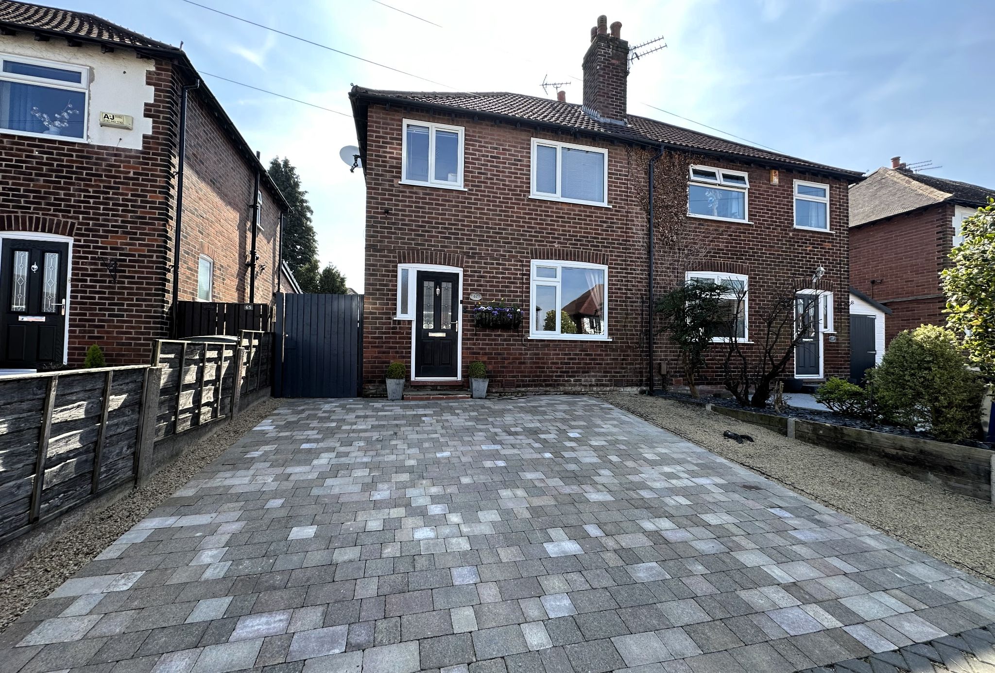 3 bedroom Semi-detached house Under Offer