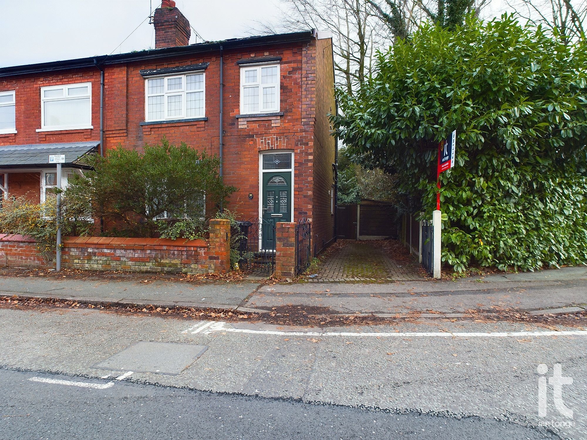 3 bedroom Semi-detached house Under Offer