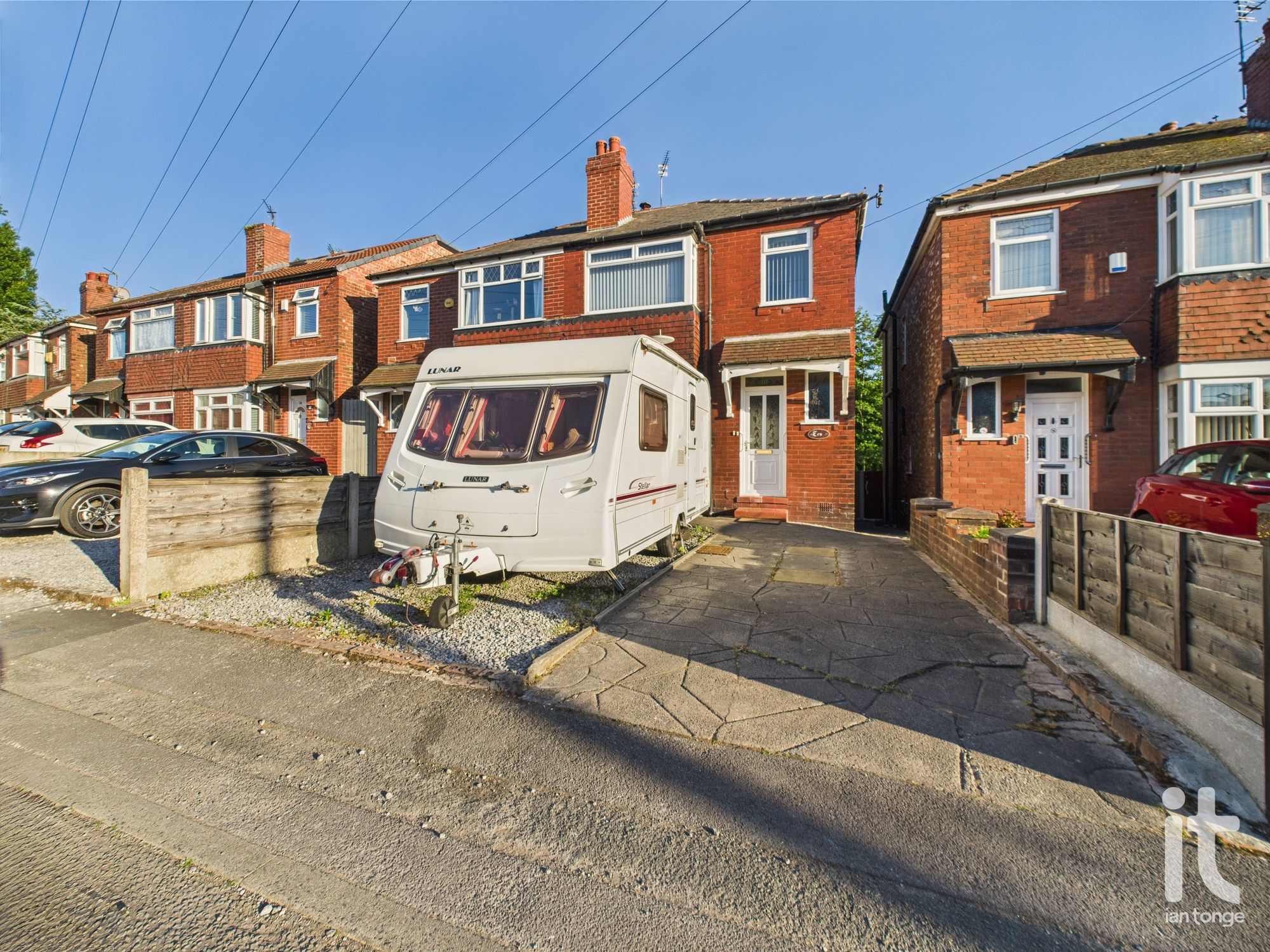 3 bedroom Semi-detached house Under Offer