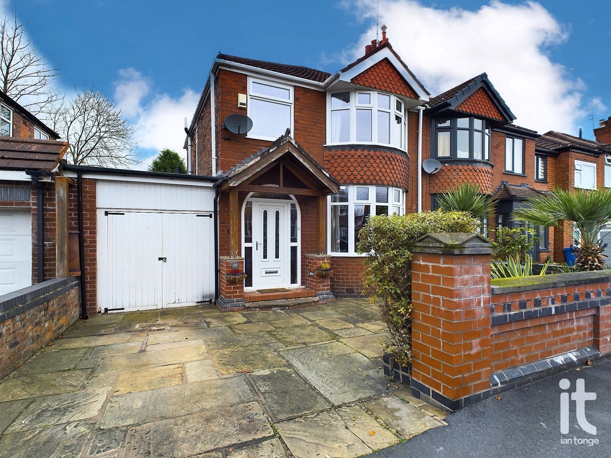 3 bedroom Semi-detached house Under Offer