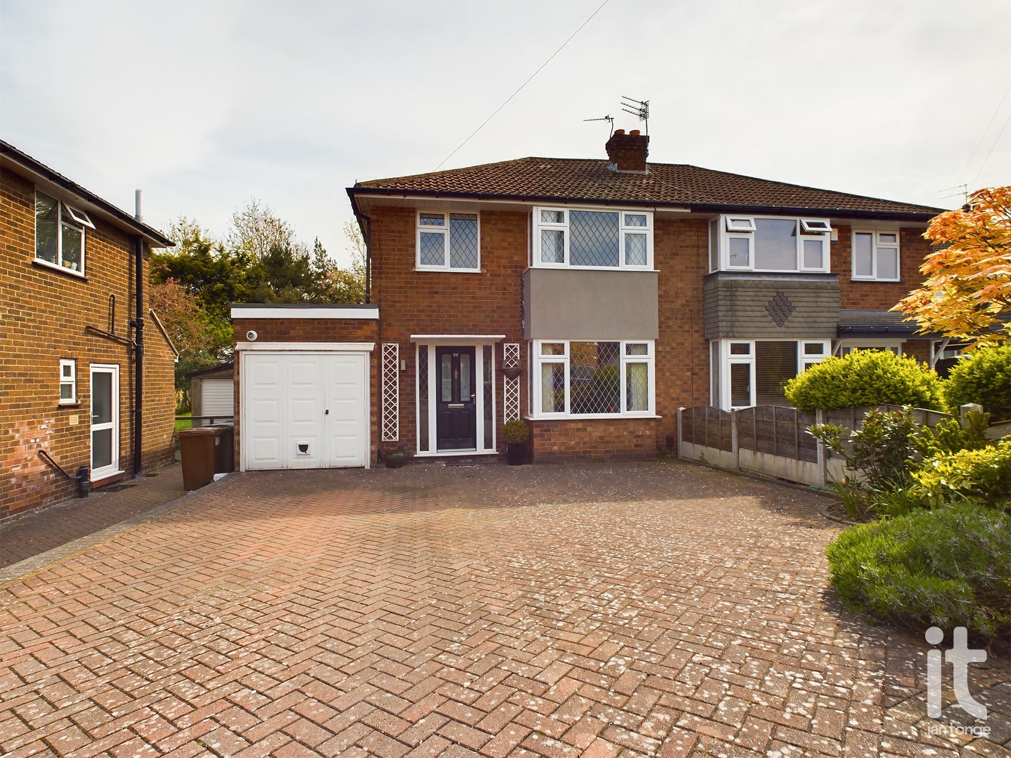 3 bedroom Semi-detached house Under Offer