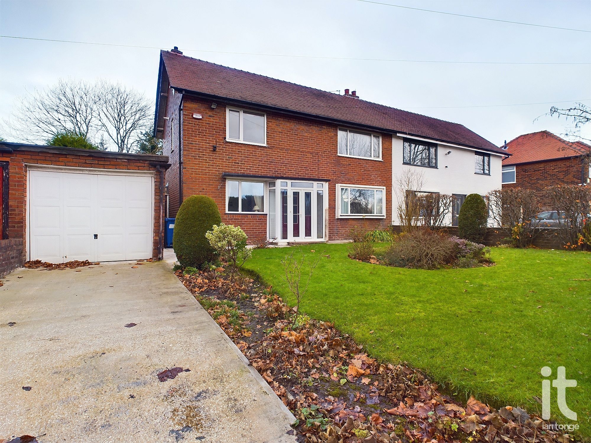 3 bedroom Semi-detached house Under Offer