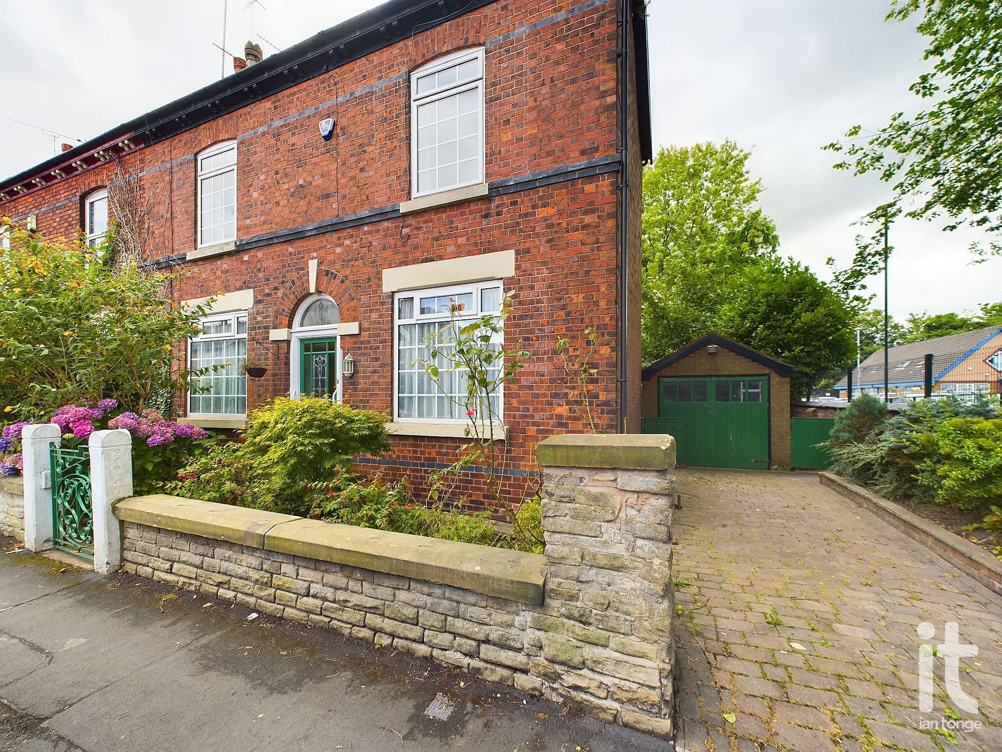 3 bedroom Semi-detached house Under Offer