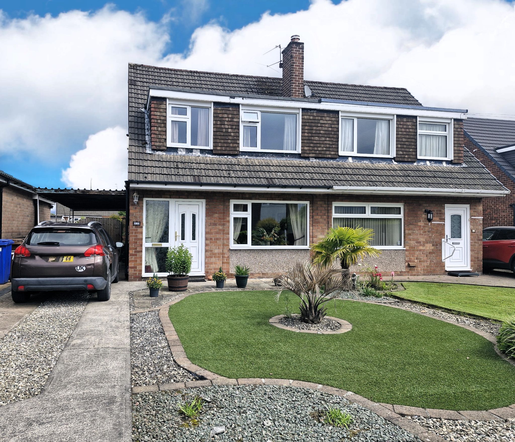 3 bedroom Semi-detached house Under Offer