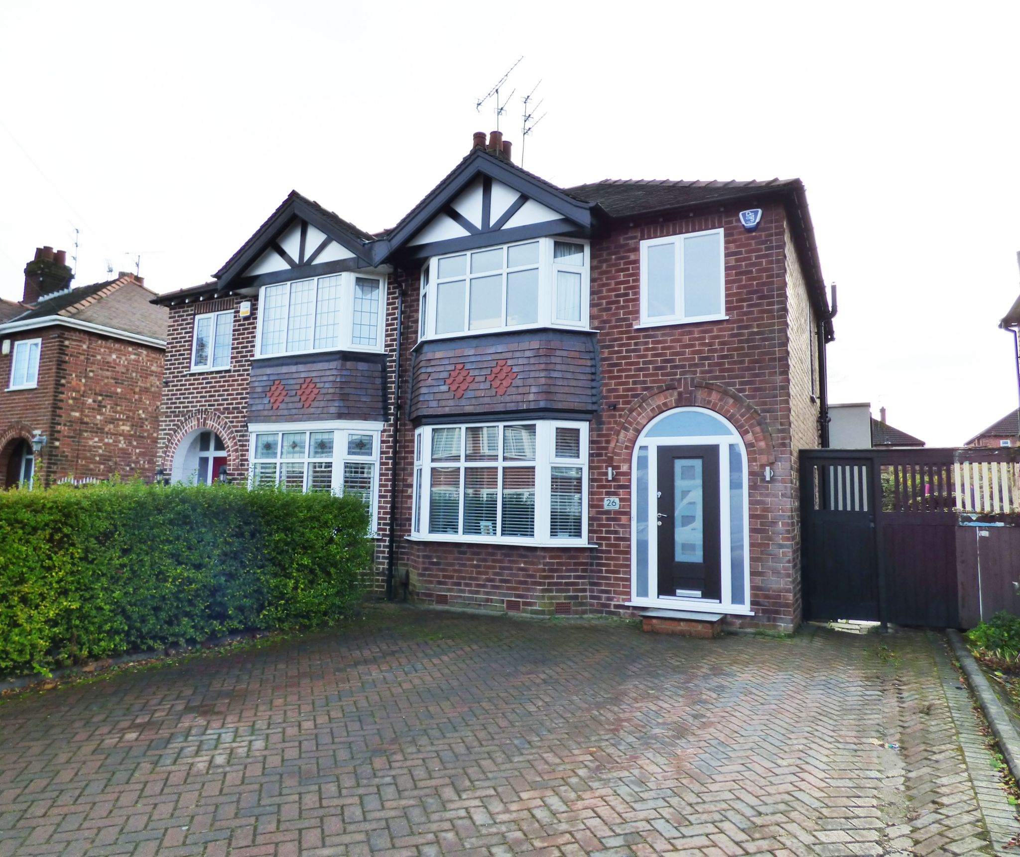 3 bedroom Semi-detached house Under Offer