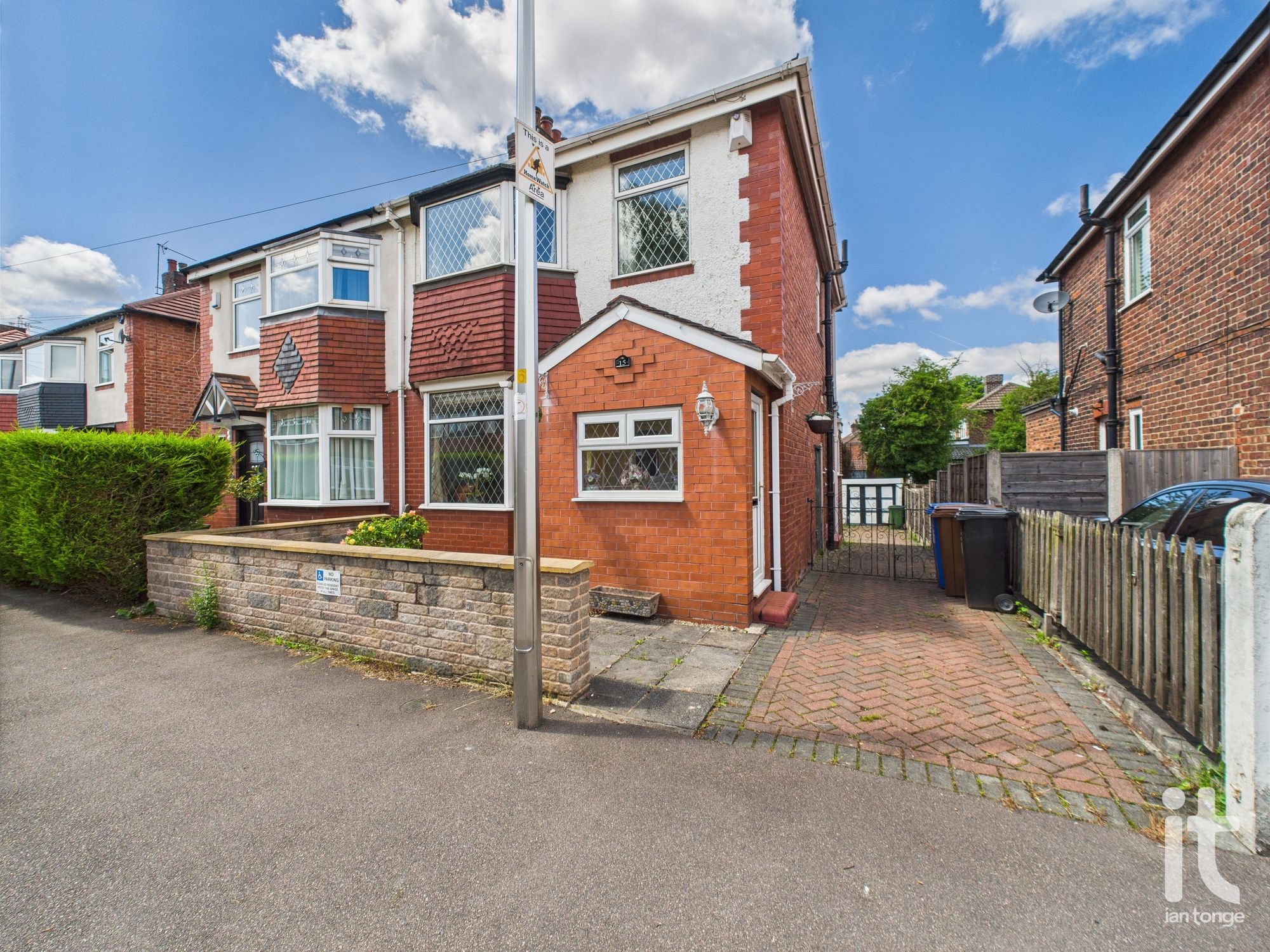 3 bedroom Semi-detached house Under Offer
