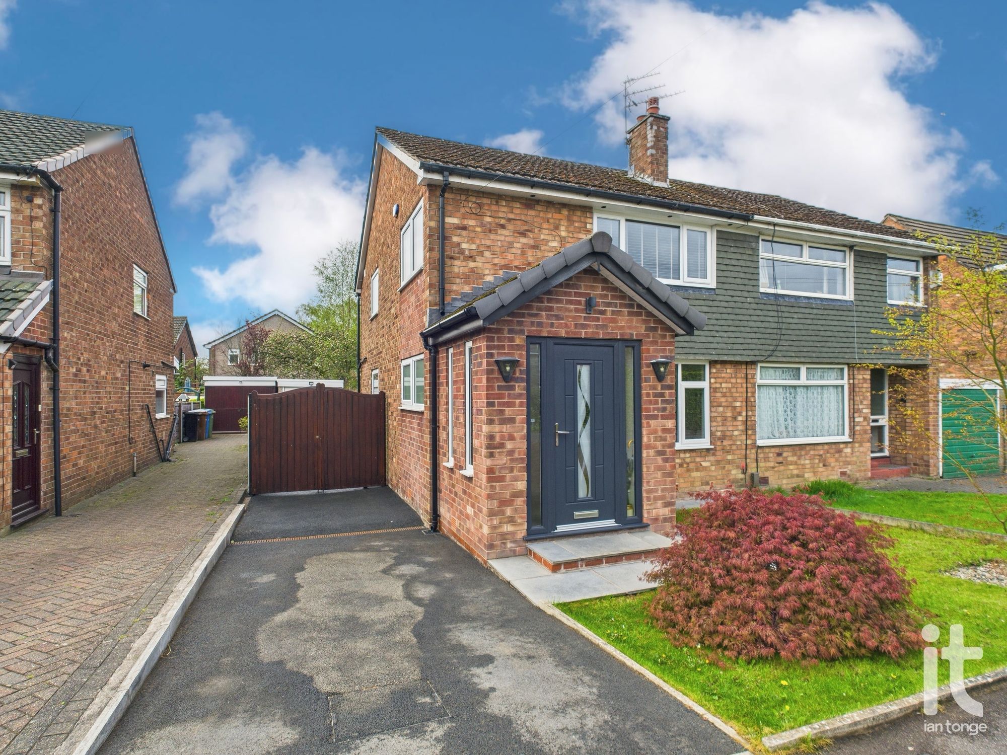 3 bedroom Semi-detached house Under Offer