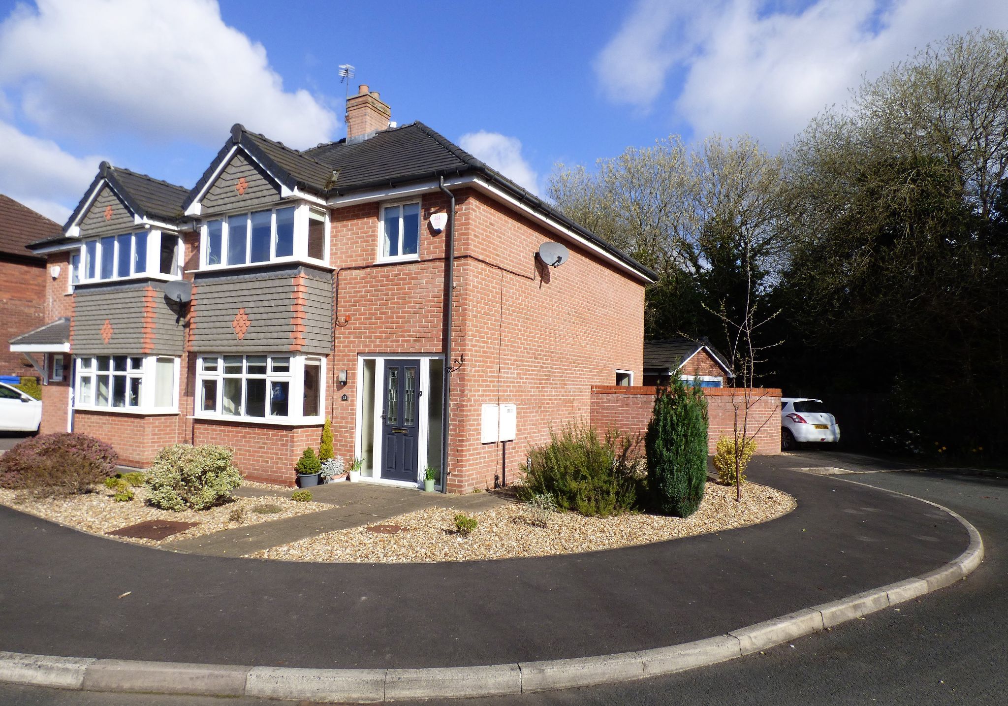 3 bedroom Semi-detached house Under Offer