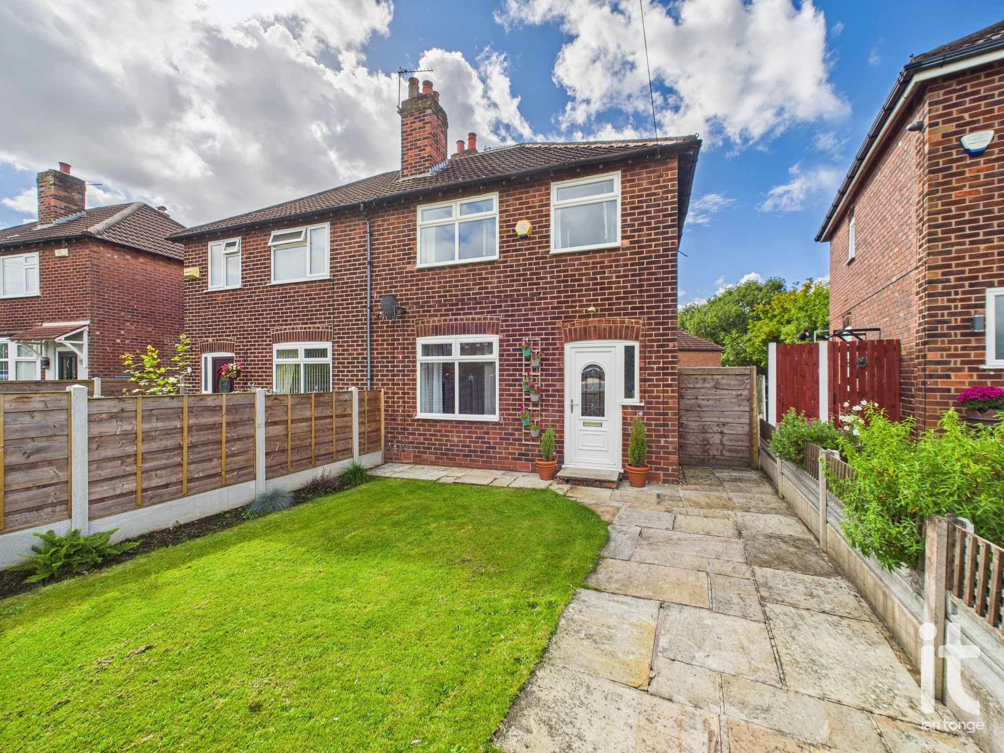 3 bedroom Semi-detached house Under Offer