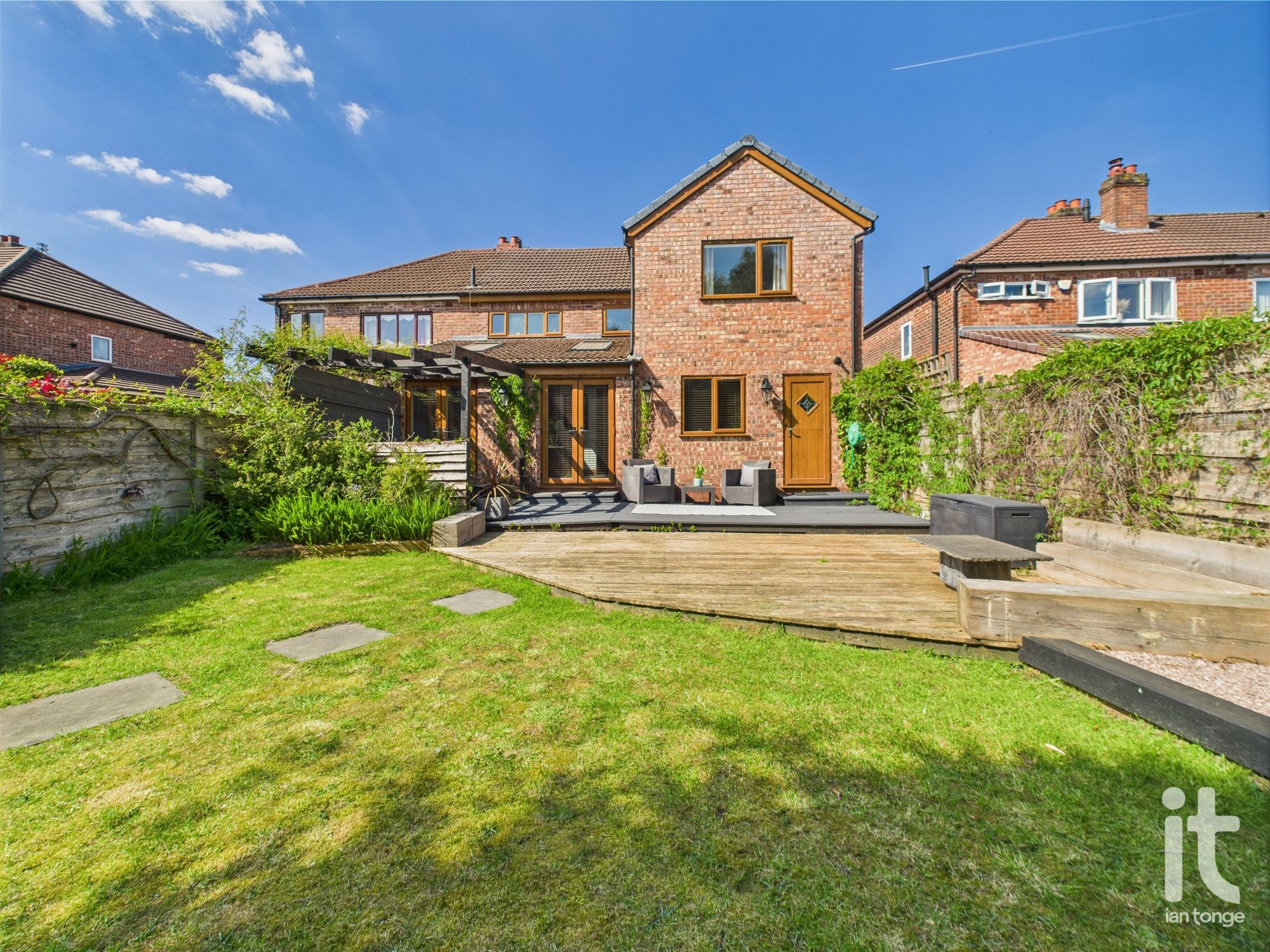 4 bedroom Semi-detached house Under Offer