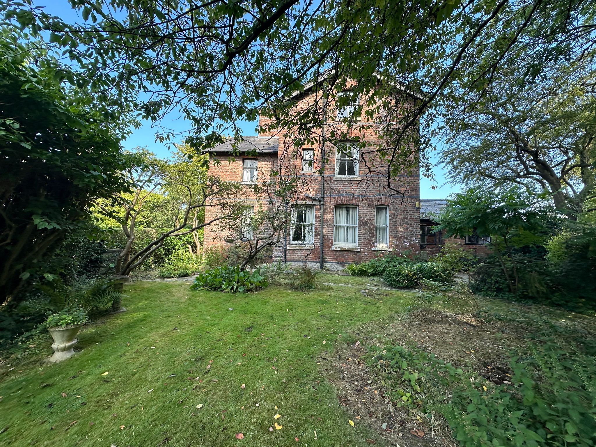 4 bedroom Semi-detached house Under Offer