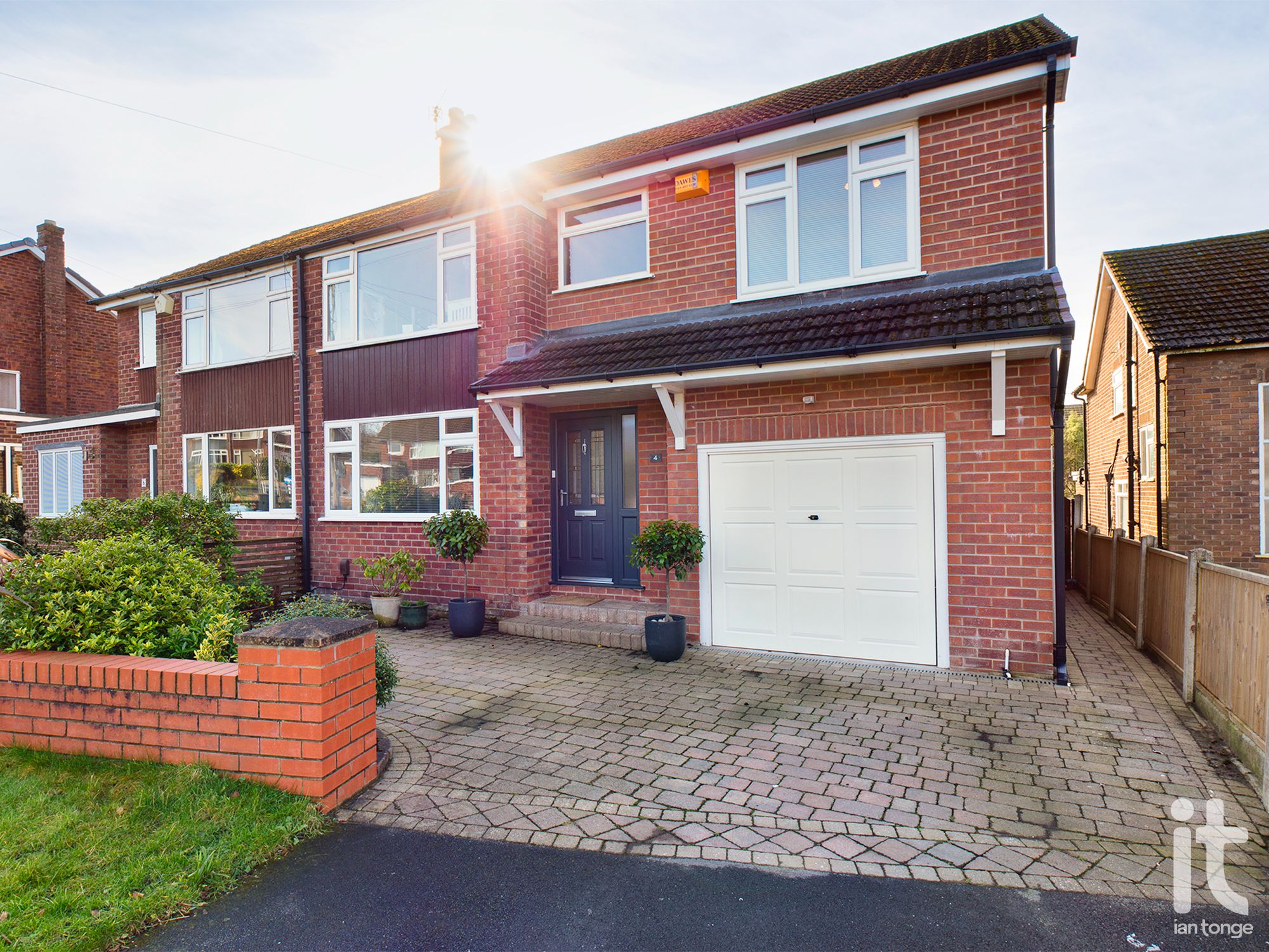 5 bedroom Semi-detached house Under Offer