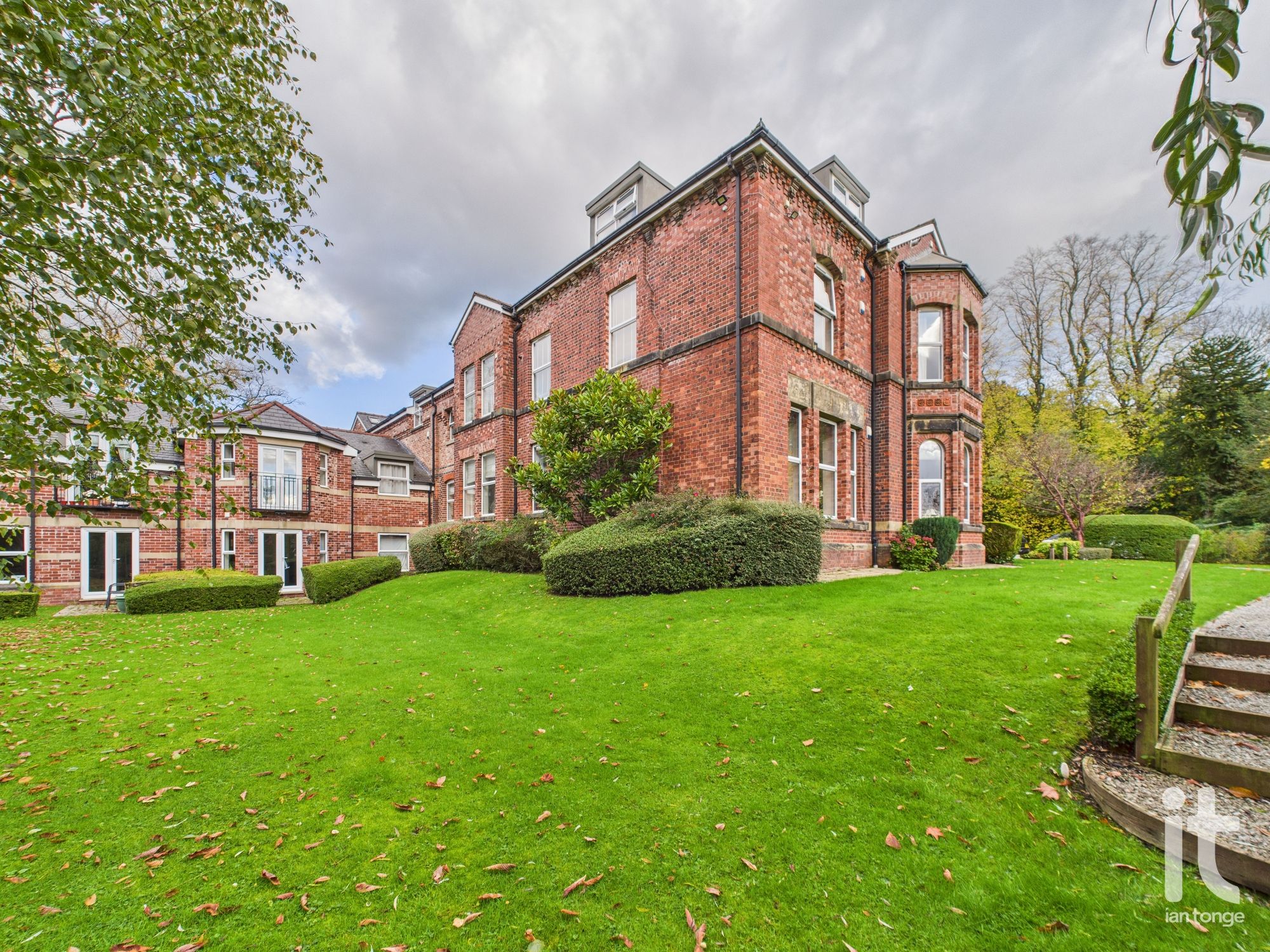 2 bedroom Flat Under Offer