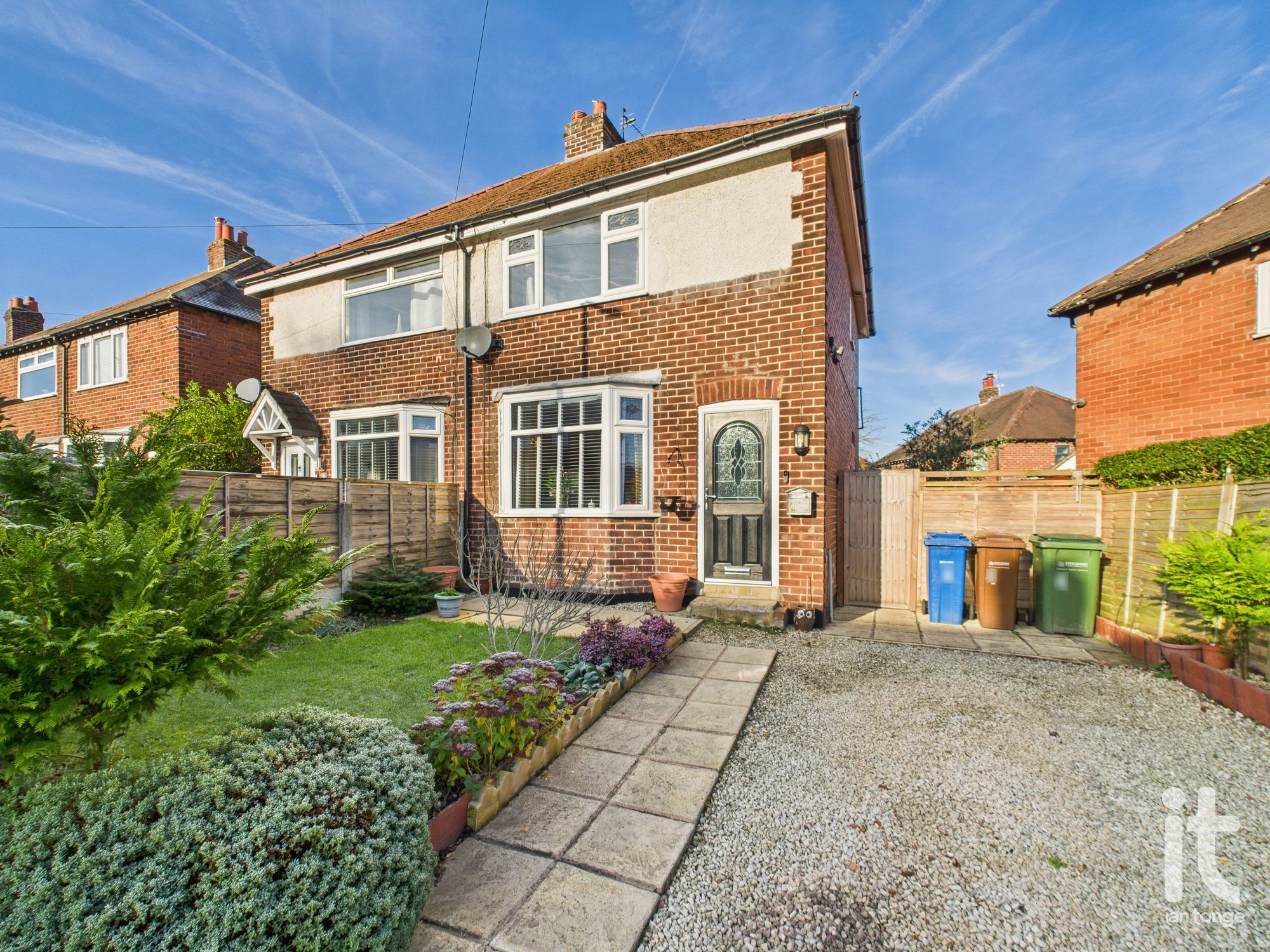 2 bedroom Semi-detached house Under Offer